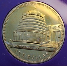 * 1978 NEW ZEALAND CASED ONE DOLLAR PARLIAMENT HOUSE GOLDEN TONED #FWT47