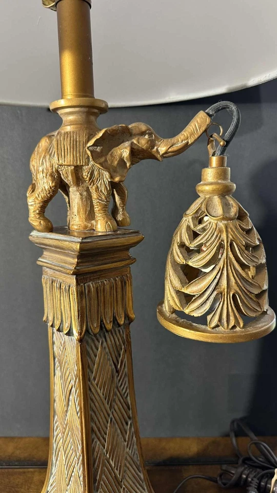 Bonita lámpara de mesa de polietileno con acabado de bronce Dillian con luz nocturna de campana de elefante Foto 3 de 4