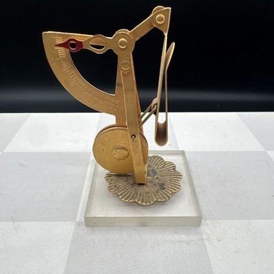 VINTAGE BRASS LETTER SCALE ACRYLIC BASE US POSTAL SERVICE RATE CALCULATOR DESK