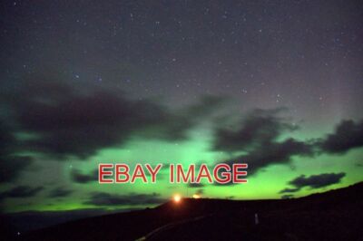 FOTO AURORA BOREALIS ÜBER SAXA VORD DAS RADOM UND EIN SICHERHEITSLICHT ZU SEHEN