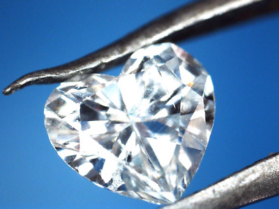 Diamante blanco muy limpo D-vvs1  0.15 cts en forma de corazón.