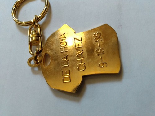 OSCAR DE LA HOYA Vs.JULIO CESAR CHAVEZ GOLD COLOR KEYCHAIN RARE Accepting Offers - Picture 3 of 6