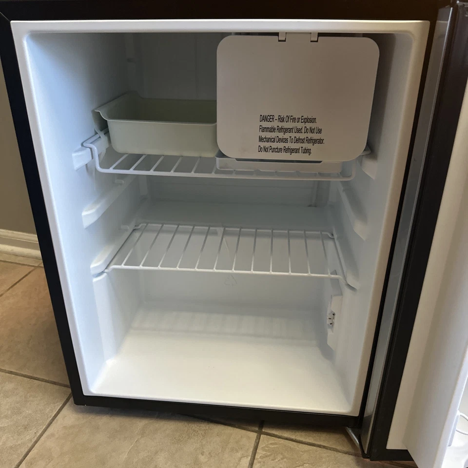 Mini refrigerador congelador compacto Whirlpool de 2,7 pies cúbicos de acero inoxidable WH27S1E Foto 3 de 4