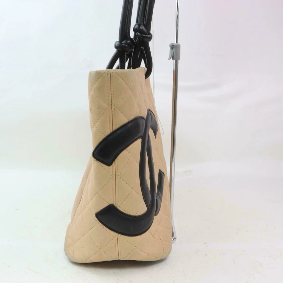 Bolsa tote Chanel acolchoada couro Cambon Ligne CC Shopper damasco bege preta grande - Imagem 2 de 4