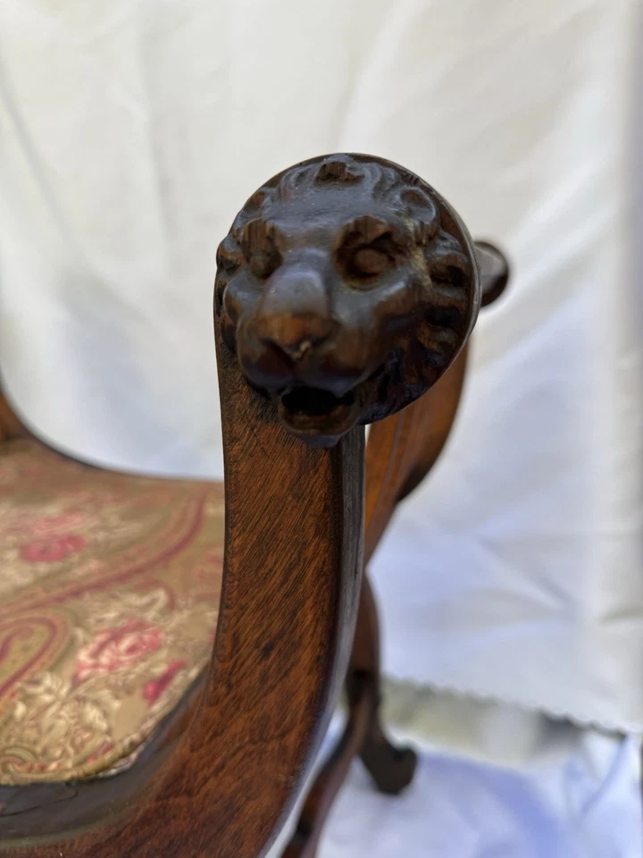 Antique French Bench With Ornate Lion’s Head Carvings And Upholstered Seat Foto 3 de 4