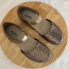 Earth Leather Perforated Mary-Janes - Brynn 7.5M