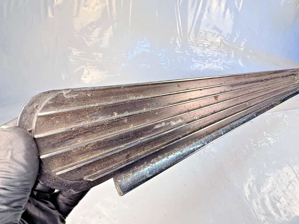 OEM 1962 Pontiac Grand Prix Tail Panel Trunk Lid Molding Trim Cover Emblem U3B-4 - Изображение 4 из 4