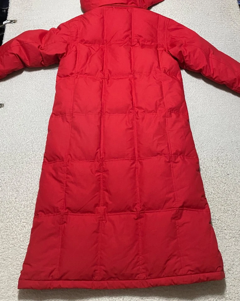 Abrigo mediano Eddie Bauer para mujer plumón de ganso rojo acolchado con capucha cremallera completa Foto 2 de 4