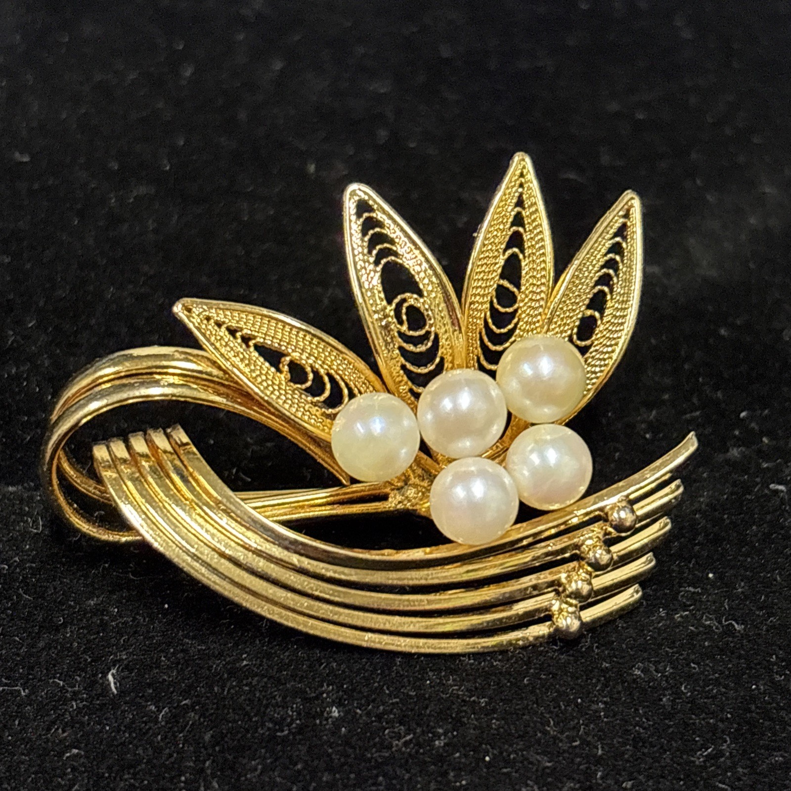 filigree brooch gold tone faux pearl 1.75”