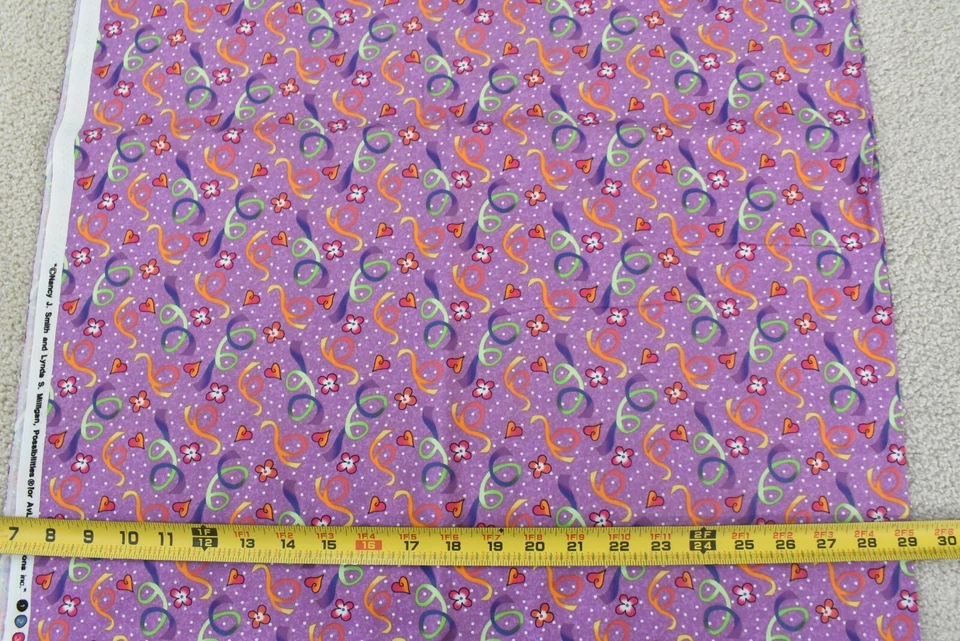 Por 1/2 yarda, coloridos corazones flores y confeti sobre algodón lavanda, Avlyn, P8199 Foto 3 de 4