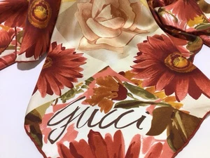 FOULARD EN SOIE signé GUCCI « Fleurs » / spectaculaire ( 34 x 34 )
