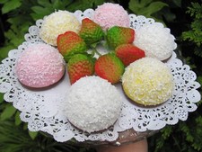 FAKE ARTIFICIAL  COCONUT MARSHMALLOWS  CUPCAKES SHOW CAKE DISPLAY PROP CM1