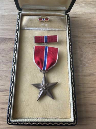 WWII U.S. BRONZE STAR MEDAL With Box. - Picture 2 of 7