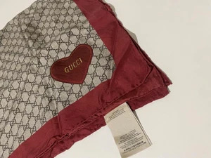 Foulard en soie GUCCI Saint Valentin édition limitée motif coeur gris rouge 35,4 pouces