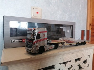 WSI Mercedes Benz Actros mit Tiefladersattelanhänger der Firma DAPA 1:50