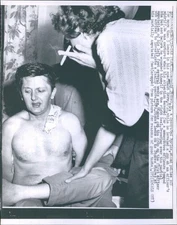 1961 Buddy Marine Wounded Investigation Officers Shirtless Woman Wirephoto 7X9