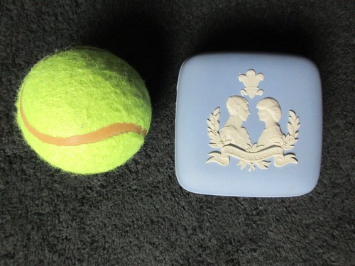 Wedgwood Royal Wedding 1981 Charles & Diana Blue Jasper Ware Square Trinket Pot - Foto 14 di 14
