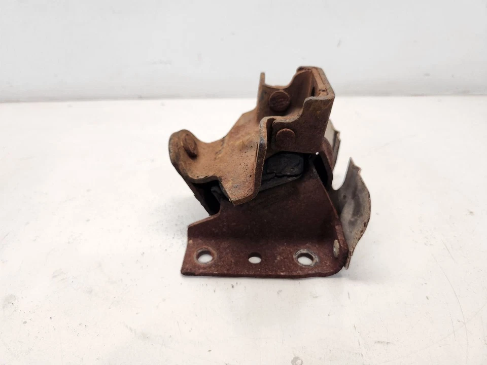 2005 Chevrolet Silverado 2500 (6.0L / AT) Drivers Left Engine Mount - Image 4 of 4