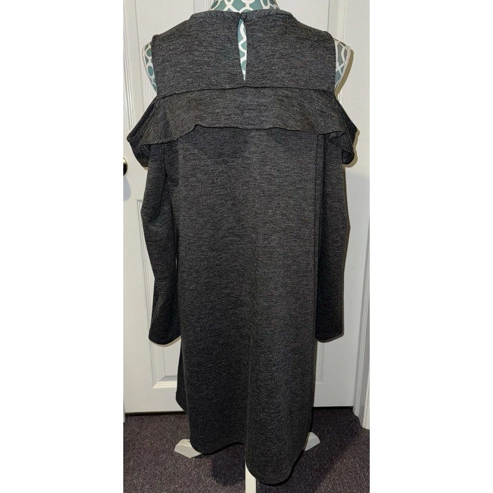 Vestido de punto Loft gris hombro frío con volantes línea A talla Lg. Foto 4 de 4