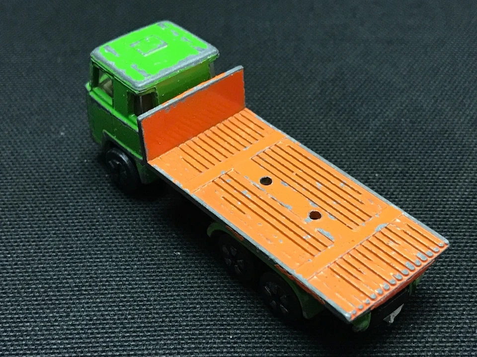 Camión de plataforma Playart hecho en Hong Kong escala 1:64 Foto 3 de 4