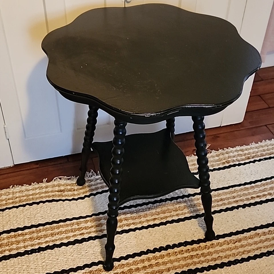 Antigua mesa de acento lateral con patas torneadas de roble - parte superior redonda de vieira pintada negra Foto 2 de 4
