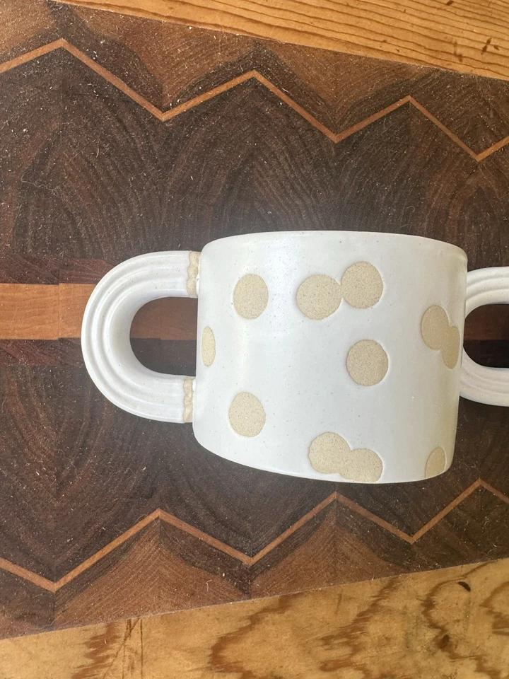 Tazas de café West Elm blanco mate gres bisque punto pulido divertido asas par de 2 Foto 3 de 4