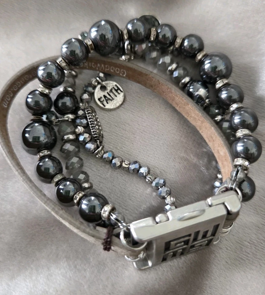 Pulsera GoodWoods marrón y plata.Con cuentas dije de cuero y cierre magnético Foto 2 de 4