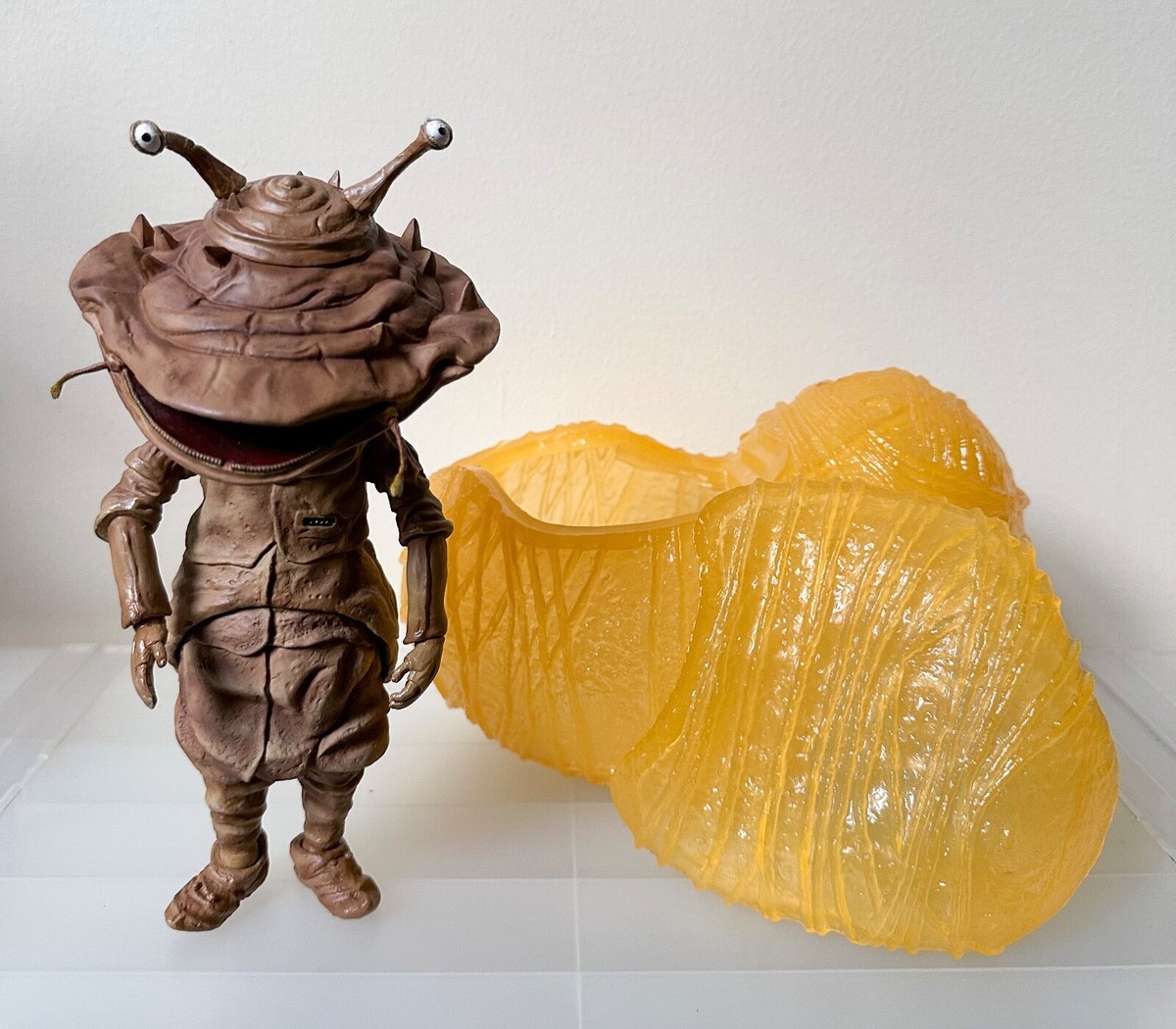 X Plus Medicom Toy Ultra Q Kanegon Cocoon 100 Kubrick Large Kaiju