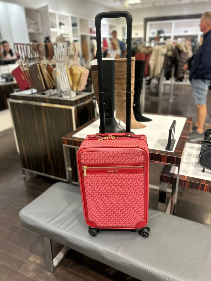 Maleta equipaje Michael Kors pequeña MK Signature cereza para viaje viaje vacaciones Foto 3 de 4