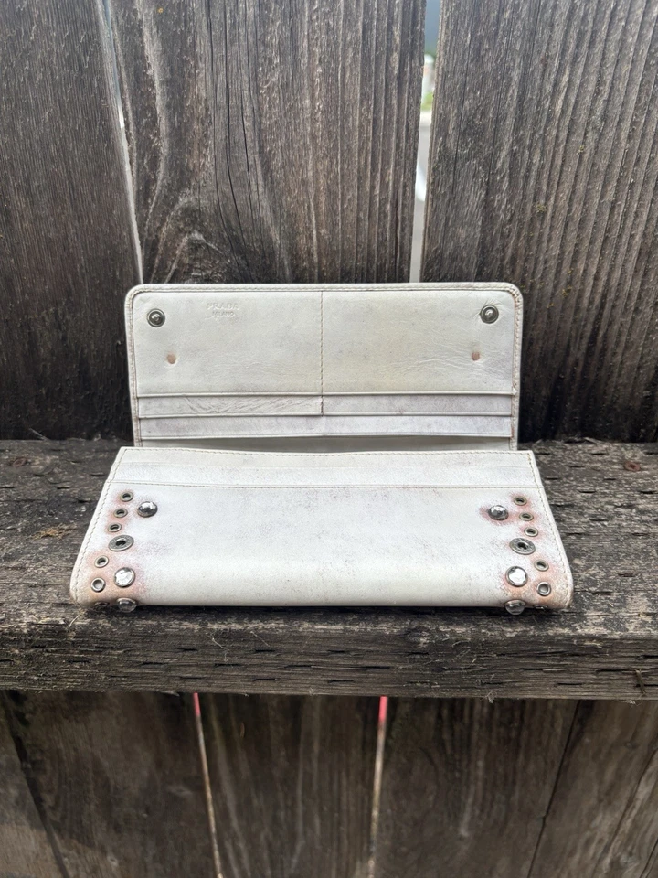 Auténtica billetera larga de cuero con desgaste usada PRADA para mujer Foto 3 de 3