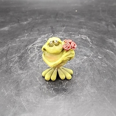 Small 2'' Frog holding Roses Figurine