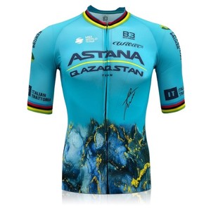 Mark Cavendish présente son nouveau maillot de champion britannique au