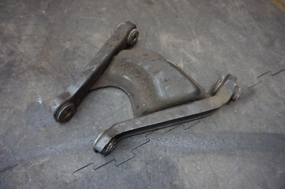 Brazo de palanca de control de suspensión superior lateral izquierdo trasero 104422 Ferrari 308 GTSi 1980 Foto 4 de 4