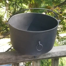 VINTAGE CAST IRON 3 LEGGED BLACK CAULDRON POT HALLOWEEN