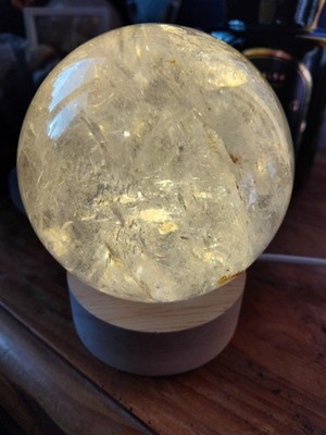 Klare Quarzkugel mit goldenen Heilereinschlüssen absolut voller Regenbögen