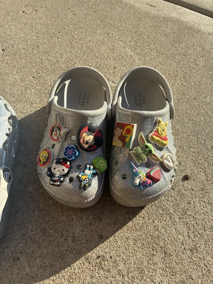 Lote De 2 Crocs Icónicos Confort Blanco Brillo Disney Hello Kitty Talla J3 Talla C11 Foto 3 de 4