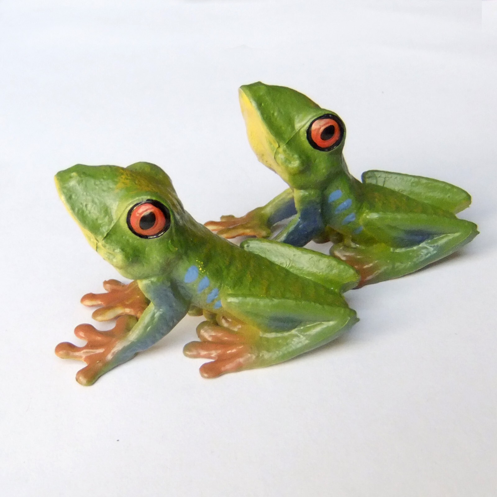 2pcs Red-eyed Treefrog Green Frog Lifelike Fairy Garden Terrarium Lawn Decor Toy