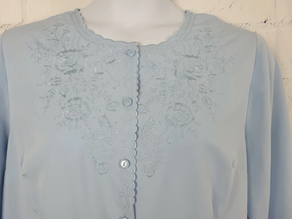 复古 Liz Baker 浅蓝色正装衬衫 18 码刺绣扇贝领 L/Slv — 第 2/4 张图片