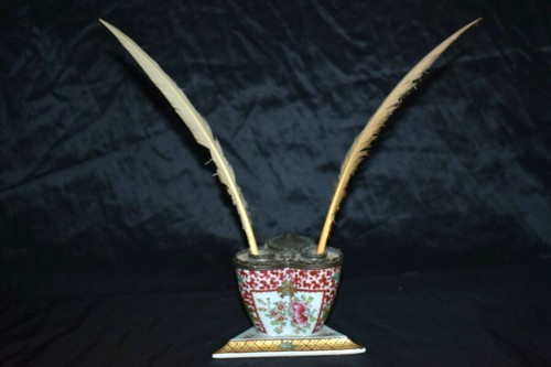 ANTIQUE VINTAGE HAND PAINTED PORCELAIN INKWELL & TWO FEATHER PENS