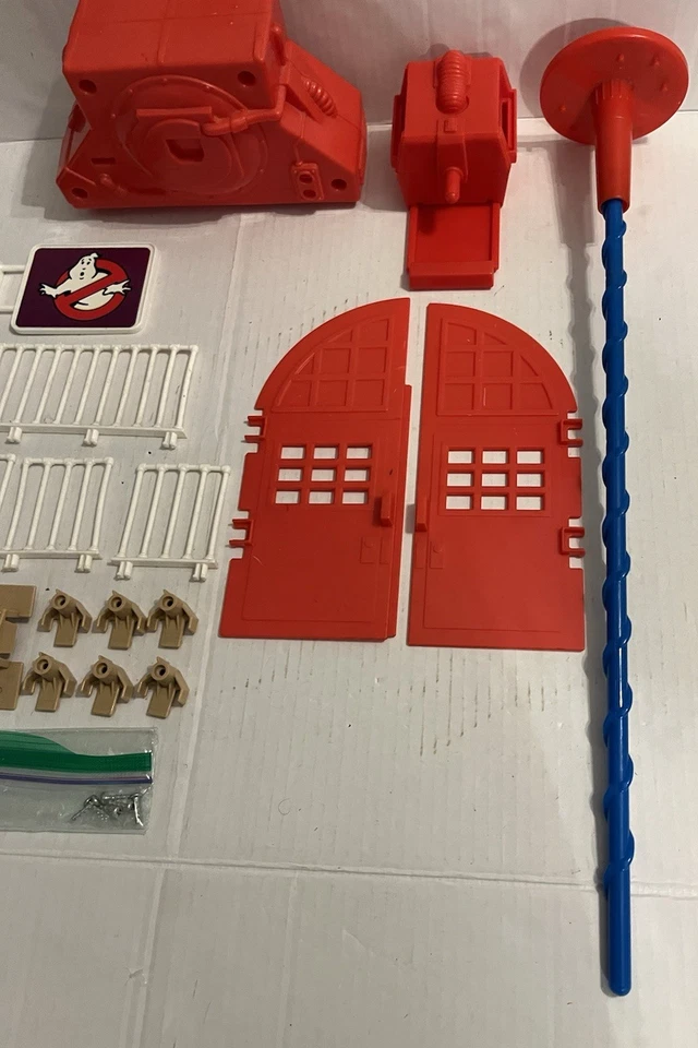Kenner 1987 Vintage Ghostbusters Firehouse LOTE DE PIEZAS TRAMPILLAS POSTE LETRERO RIELES Foto 3 de 4