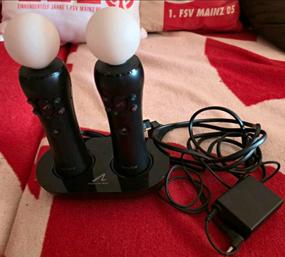 Sony PlayStation Move Dual-Ladestation Zwei Movie Controller dabei.