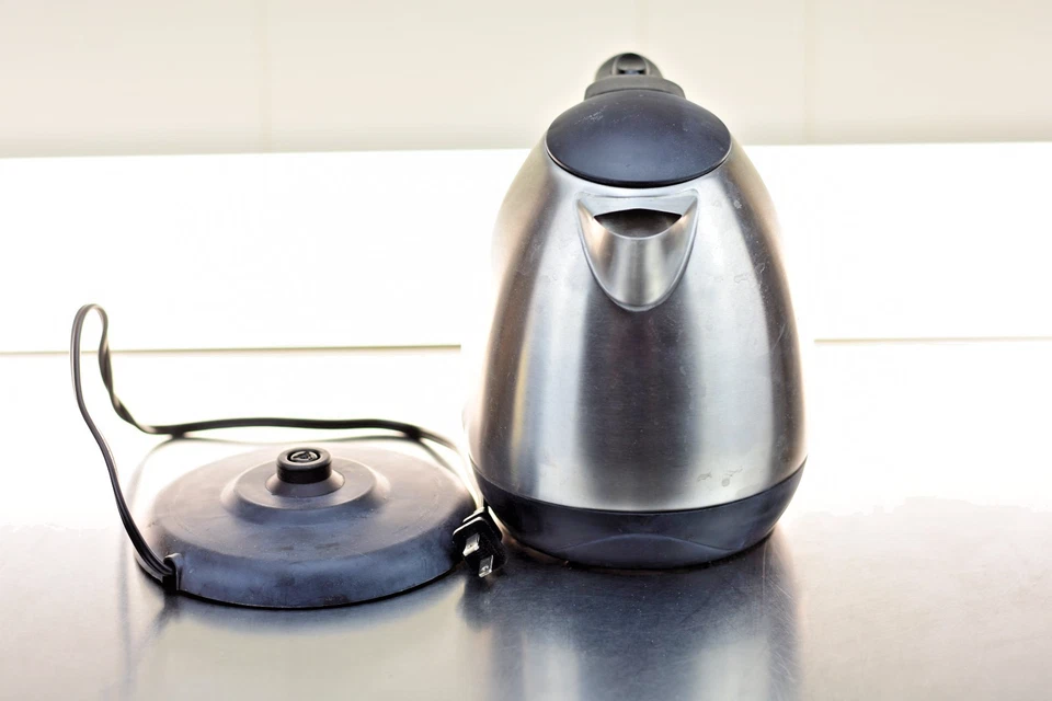 Электрический чайник Hamilton Beach из нержавеющей стали 1 литр с носиком для легкой заливки - Изображение 4 из 4