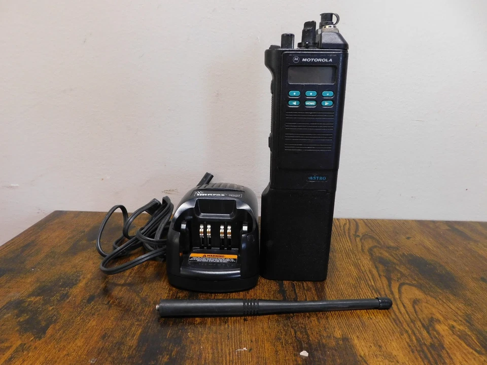 Motorola Astro Saber VHF 136-174mhz P25 Digital Portable radio W/AES 3 algo WHCA - Image 2 of 3