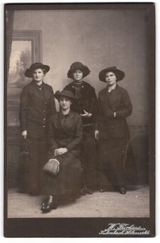 Fotografie W. Fürhaus, Kulmbach, vier Damen in schwarzen Kleidern mit Hüten und  - Bild 1 von 2