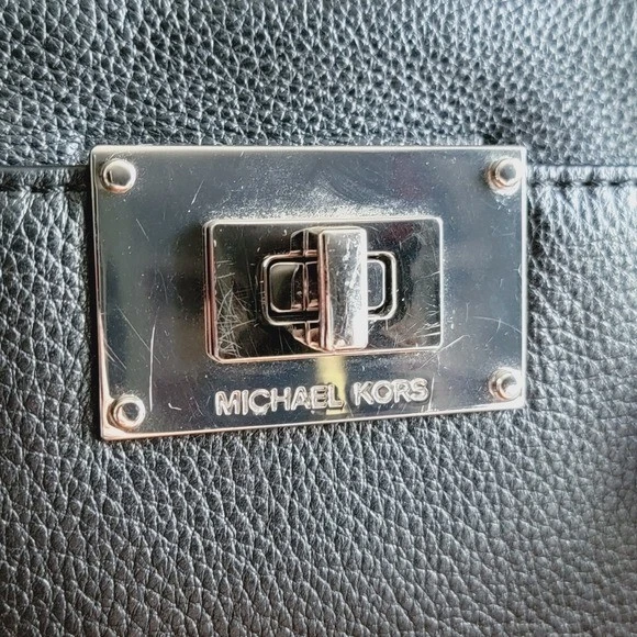 Bolso de Mano Michael Kors Sloan Grande Cuero Guijarro Negro con Bloqueo Giratorio Foto 2 de 4