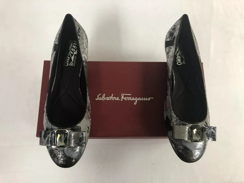 Nuevo En Caja Salvatore Ferragamo Varina Negro/Plateado Tela Joya Pisos Talla 6 Foto 4 de 4