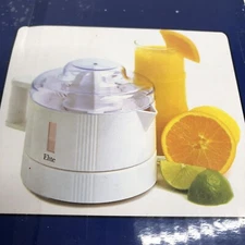 Maxi-Matic ETS-401 White Elite Cuisine 20-Ounce Citrus Juicer.