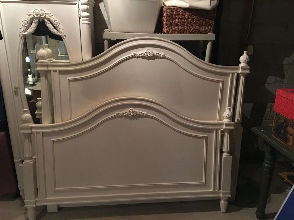 Cabecero y pie de cama Stanley blanco tamaño queen con rieles Foto 2 de 2