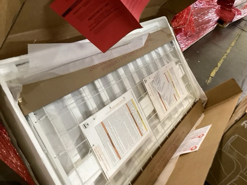 Cuna convertible Essex 4 en 1, blanca blanca blanca con patas naturales Foto 2 de 4