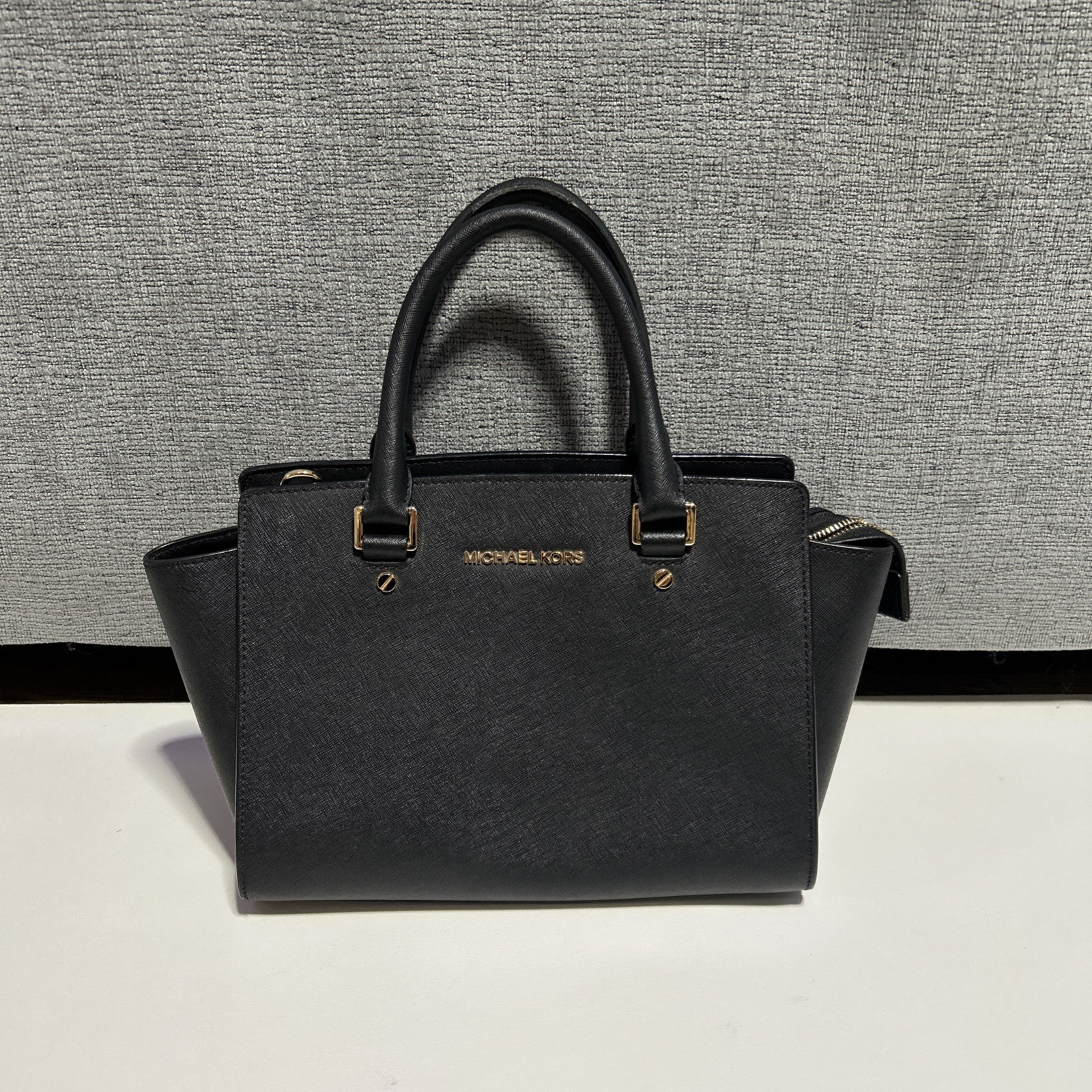 MICHAEL KORS BLACK HANDBAG W GOLD HARDWARE SAFFIANO LEATHER!